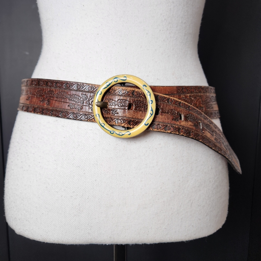 Step Back in Style with This Authentic Y2K Gap Leather Belt! Size S
